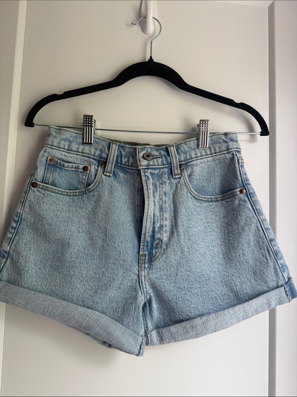 Abercrombie & Fitch The Mom Short - high rise in light blue